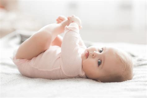 6 aylık bebeğin hareketleri nasıl olur
